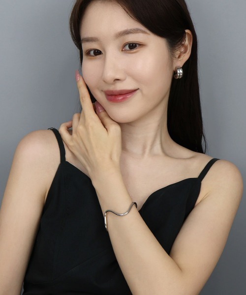 CEMONEMO（セモネモ）の「Vウェーブ メタル バングル（バングル/リストバンド・レディース・シルバー/ゴールド・FREE）」の8枚目の写真