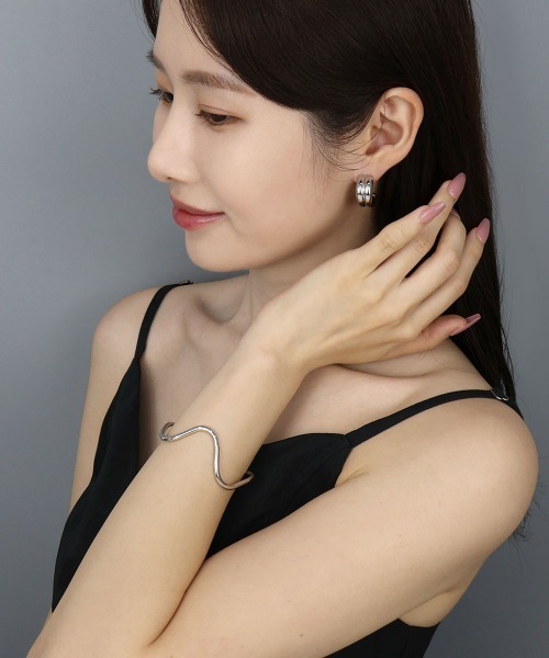 CEMONEMO（セモネモ）の「Vウェーブ メタル バングル（バングル/リストバンド・レディース・シルバー/ゴールド・FREE）」の9枚目の写真