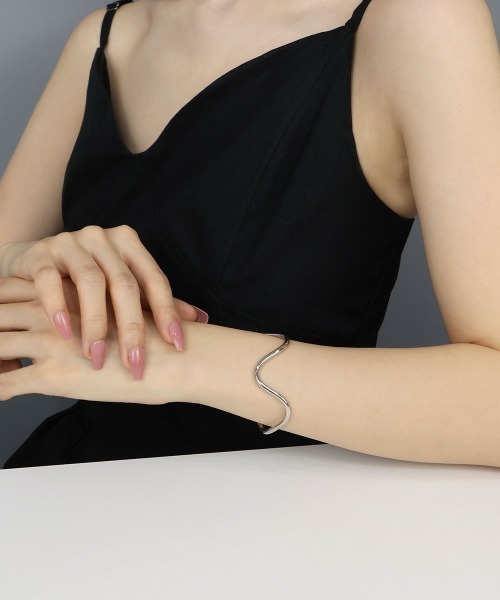 CEMONEMO（セモネモ）の「Vウェーブ メタル バングル（バングル/リストバンド・レディース・シルバー/ゴールド・FREE）」の10枚目の写真