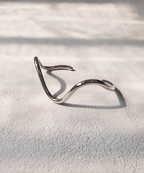 CEMONEMO（セモネモ）の「Vウェーブ メタル バングル（バングル/リストバンド・レディース・シルバー/ゴールド・FREE）」の12枚目の写真