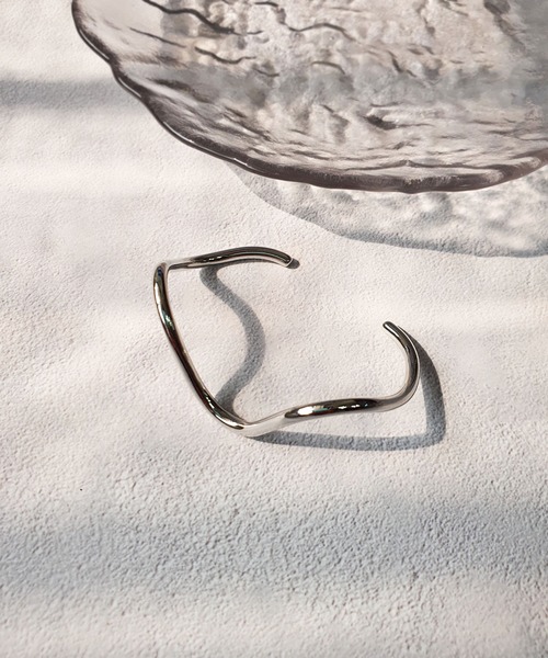 CEMONEMO（セモネモ）の「Vウェーブ メタル バングル（バングル/リストバンド・レディース・シルバー/ゴールド・FREE）」の14枚目の写真