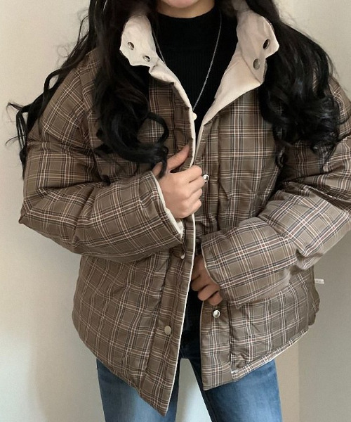 emi+(エミプラス)の「リバーシブルチェック中綿ジャケット(ダウンジャケット/コート・レディース・ブラック/グレー/ベージュ・FREE)」の4枚目の写真