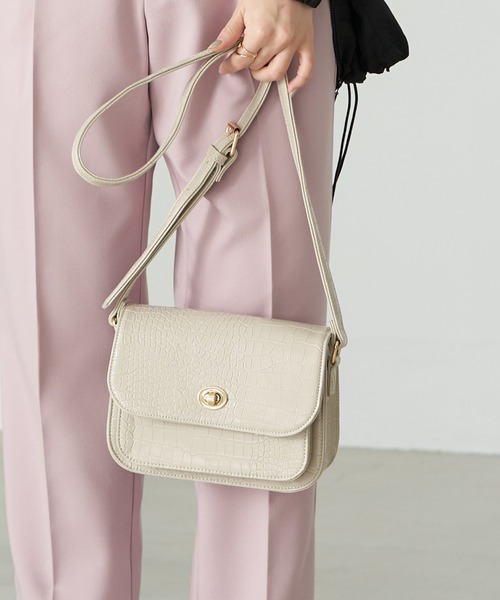 earth music&ecology(アースミュージックアンドエコロジー)の「前ポケットショルダーバッグ*(ショルダーバッグ・レディース・チャコールグレー/ライトブラウン/グレイッシュベージュ・FREE)」の3枚目の写真