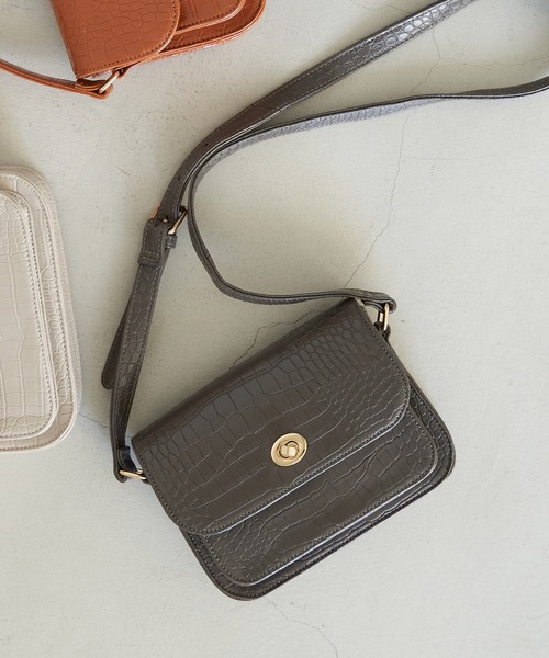 earth music&ecology(アースミュージックアンドエコロジー)の「前ポケットショルダーバッグ*(ショルダーバッグ・レディース・チャコールグレー/ライトブラウン/グレイッシュベージュ・FREE)」の2枚目の写真