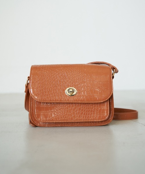 earth music&ecology(アースミュージックアンドエコロジー)の「前ポケットショルダーバッグ*(ショルダーバッグ・レディース・チャコールグレー/ライトブラウン/グレイッシュベージュ・FREE)」の1枚目の写真