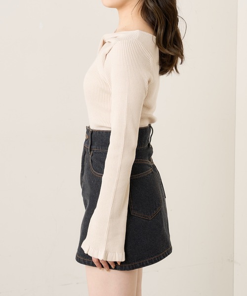 Chico（チコ）の「フロントねじり裾フリルリブニット（ニット/セーター