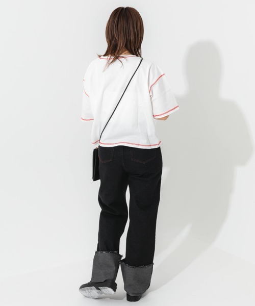 nemne store(ネンネストア)の「ワンポイント刺繍入り配色ステッチTシャツ(Tシャツ/カットソー・レディース・ホワイト/ピンク/オートミール・フリー)」の4枚目の写真