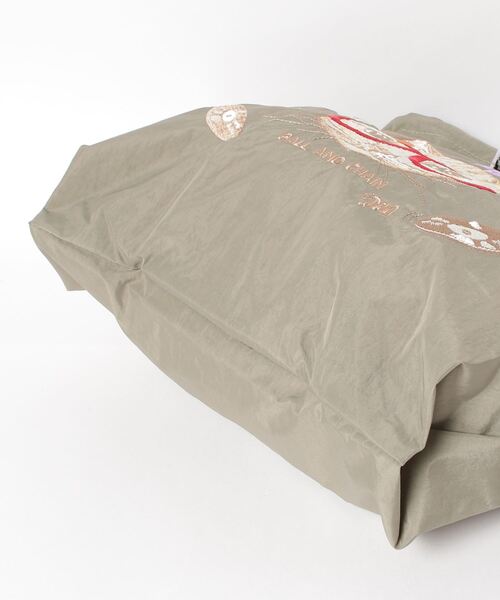 Ball&Chain（ボールアンドチェーン）の「[BALL&CHAIN/ボールアンドチェーン] DJ CAT 刺繍デザインナイロントートバッグ（トートバッグ・レディース・ダークグレー/ラベンダー・M）」の4枚目の写真