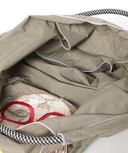 Ball&Chain（ボールアンドチェーン）の「[BALL&CHAIN/ボールアンドチェーン] DJ CAT 刺繍デザインナイロントートバッグ（トートバッグ・レディース・ダークグレー/ラベンダー・M）」の6枚目の写真