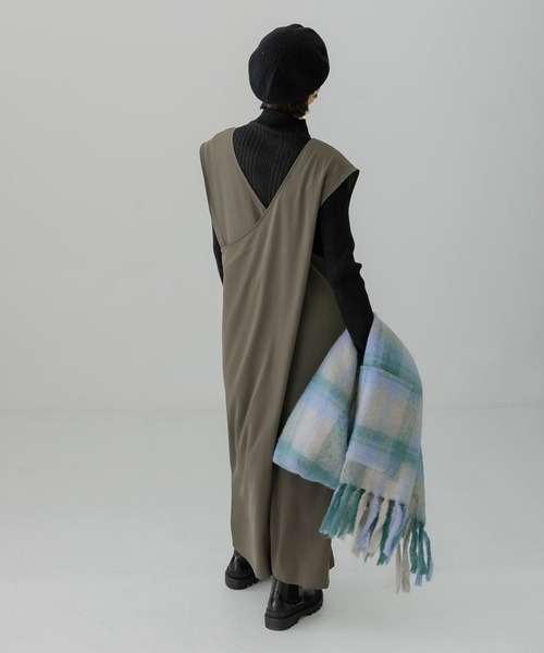 KBF（ケイビーエフ）の「BACKクロスジャンパースカート（ワンピース・レディース・ブラック/チャコールグレー/ベージュ系その他・ONE）」の4枚目の写真