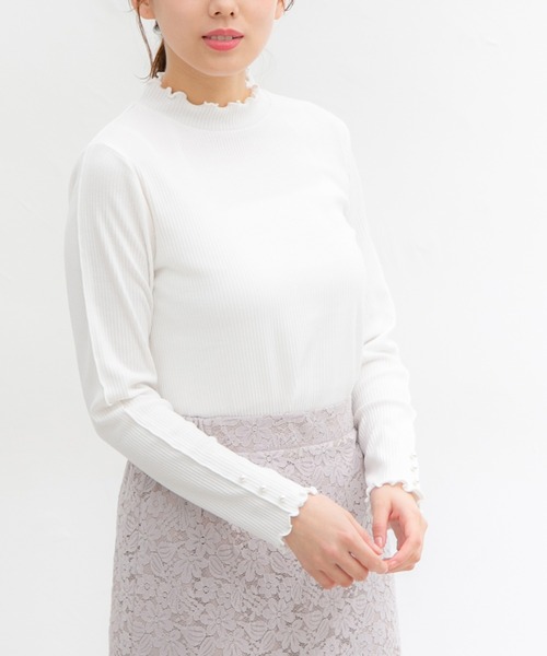 Honeys（ハニーズ）の「袖口パール使いハイネック（Tシャツ/カットソー・レディース・ホワイト/ラベンダー/ミント/ブラック/ネイビー・M/S/LL/L）」の2枚目の写真