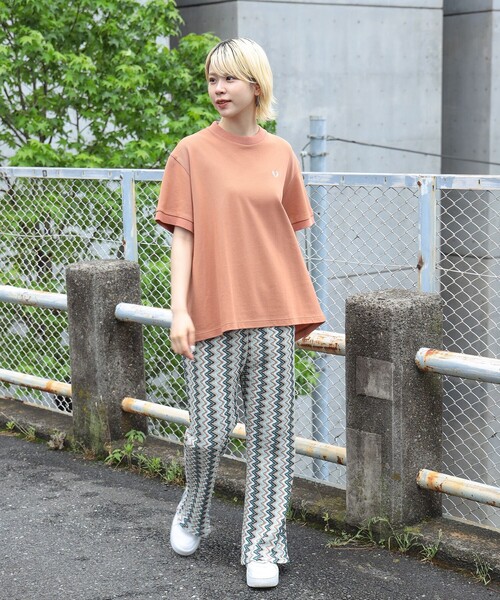 Ray BEAMS(レイビームス)の「FRED PERRY × Ray BEAMS / 別注 オーバー Tシャツ(Tシャツ/カットソー・レディース・ブラック/オレンジ系/ホワイト・10)」の16枚目の写真