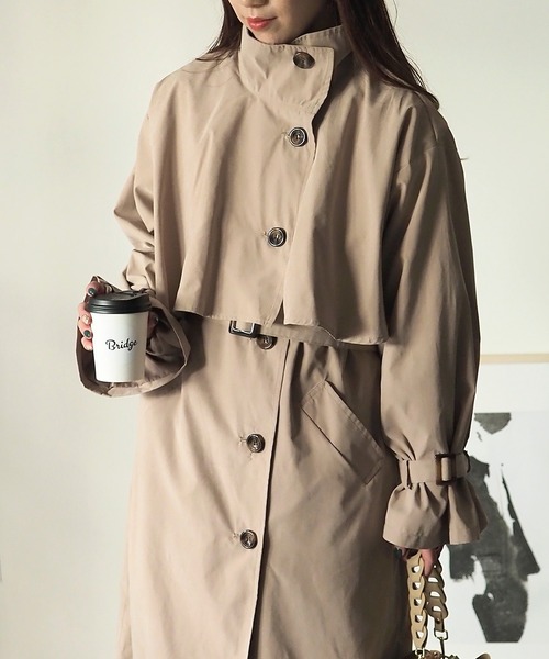 Riberry（リベリー）の「スタンドカラーヨーク付きスプリングコート（トレンチコート・レディース・ライトベージュ/グレイッシュベージュ/ベージュ・MEDIUM）」の4枚目の写真