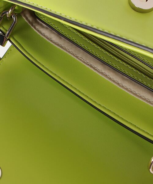 Guess（ゲス）の「DESIDERIA Mini Flap Shoulder Bag ハンドバッグ ショルダーバッグ レディース（ショルダーバッグ・レディース・ホワイト/ブラック/ライトグリーン・ONE SIZE）」の20枚目の写真