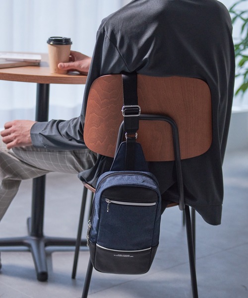 Blue Standard (ブルースタンダード)の「BLUE STANDARD/ブルースタンダード】ボディバッグ 縦型ボディバッグ(ボディバッグ/ウエストポーチ・メンズ・ブラック/ネイビー/グレー・FREE)」の7枚目の写真