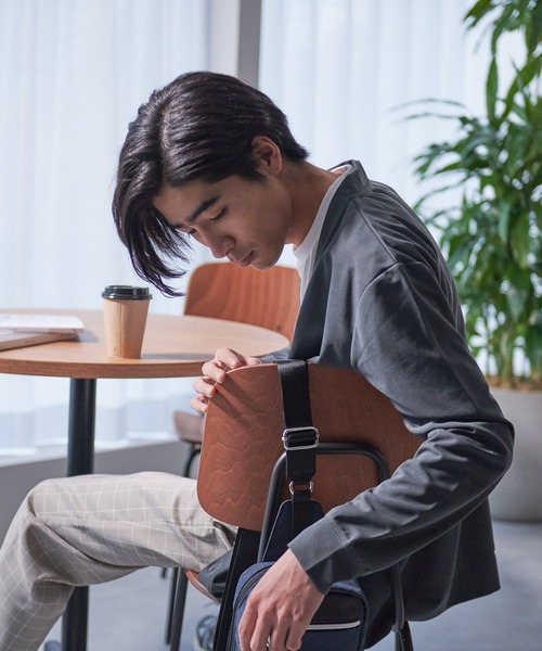 Blue Standard (ブルースタンダード)の「BLUE STANDARD/ブルースタンダード】ボディバッグ 縦型ボディバッグ(ボディバッグ/ウエストポーチ・メンズ・ブラック/ネイビー/グレー・FREE)」の5枚目の写真