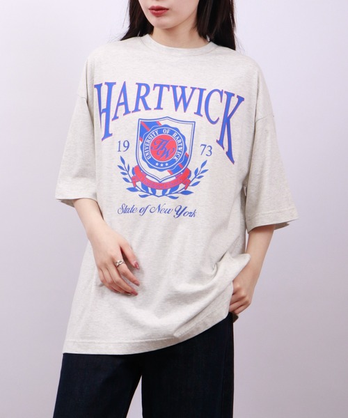 spiritoso(スピリトーゾ)の「spiritoso ピグメントHARTWICK カレッジロゴ半袖Tシャツ(Tシャツ/カットソー・レディース・チャコール/ネイビー/ホワイト系/ブラウン/ベビーピンク/ラベンダー・F)」の1枚目の写真