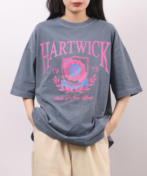 spiritoso(スピリトーゾ)の「spiritoso ピグメントHARTWICK カレッジロゴ半袖Tシャツ(Tシャツ/カットソー・レディース・チャコール/ネイビー/ホワイト系/ブラウン/ベビーピンク/ラベンダー・F)」の4枚目の写真