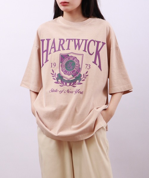 spiritoso(スピリトーゾ)の「spiritoso ピグメントHARTWICK カレッジロゴ半袖Tシャツ(Tシャツ/カットソー・レディース・チャコール/ネイビー/ホワイト系/ブラウン/ベビーピンク/ラベンダー・F)」の6枚目の写真