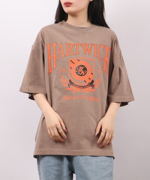 spiritoso(スピリトーゾ)の「spiritoso ピグメントHARTWICK カレッジロゴ半袖Tシャツ(Tシャツ/カットソー・レディース・チャコール/ネイビー/ホワイト系/ブラウン/ベビーピンク/ラベンダー・F)」の3枚目の写真