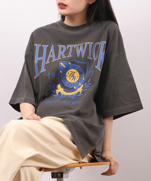 spiritoso(スピリトーゾ)の「spiritoso ピグメントHARTWICK カレッジロゴ半袖Tシャツ(Tシャツ/カットソー・レディース・チャコール/ネイビー/ホワイト系/ブラウン/ベビーピンク/ラベンダー・F)」の2枚目の写真