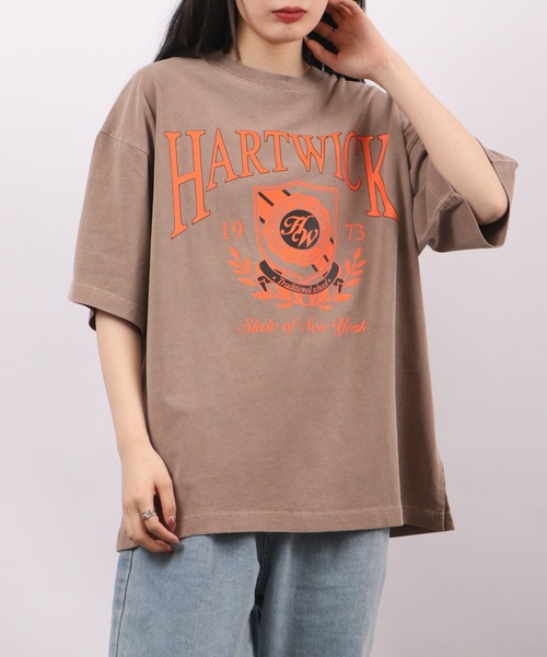 spiritoso(スピリトーゾ)の「spiritoso ピグメントHARTWICK カレッジロゴ半袖Tシャツ(Tシャツ/カットソー・レディース・チャコール/ネイビー/ホワイト系/ブラウン/ベビーピンク/ラベンダー・F)」の17枚目の写真