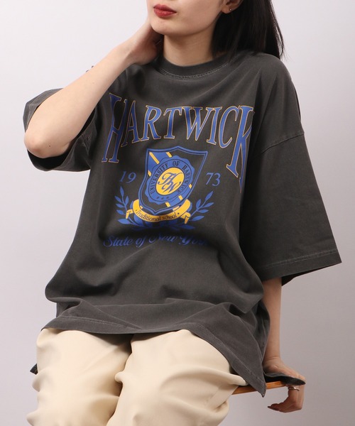 spiritoso(スピリトーゾ)の「spiritoso ピグメントHARTWICK カレッジロゴ半袖Tシャツ(Tシャツ/カットソー・レディース・チャコール/ネイビー/ホワイト系/ブラウン/ベビーピンク/ラベンダー・F)」の8枚目の写真