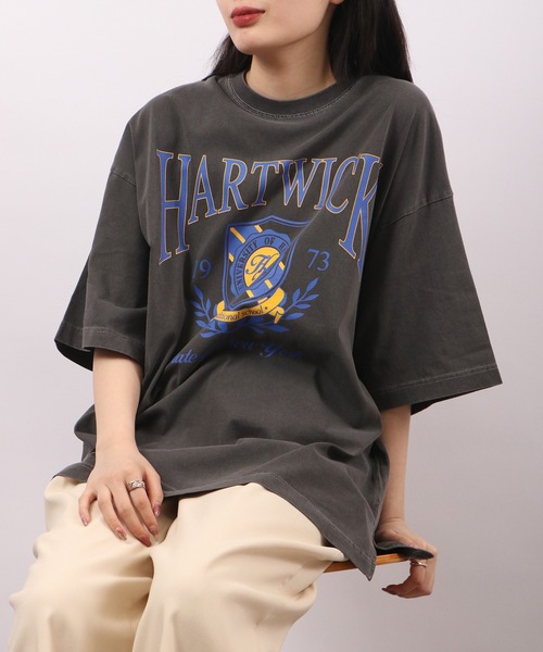 spiritoso(スピリトーゾ)の「spiritoso ピグメントHARTWICK カレッジロゴ半袖Tシャツ(Tシャツ/カットソー・レディース・チャコール/ネイビー/ホワイト系/ブラウン/ベビーピンク/ラベンダー・F)」の9枚目の写真