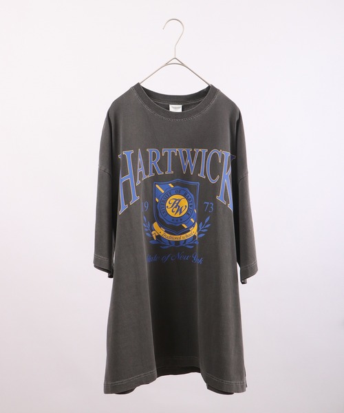 spiritoso(スピリトーゾ)の「spiritoso ピグメントHARTWICK カレッジロゴ半袖Tシャツ(Tシャツ/カットソー・レディース・チャコール/ネイビー/ホワイト系/ブラウン/ベビーピンク/ラベンダー・F)」の7枚目の写真