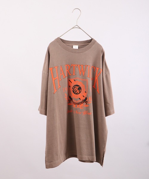 spiritoso(スピリトーゾ)の「spiritoso ピグメントHARTWICK カレッジロゴ半袖Tシャツ(Tシャツ/カットソー・レディース・チャコール/ネイビー/ホワイト系/ブラウン/ベビーピンク/ラベンダー・F)」の13枚目の写真