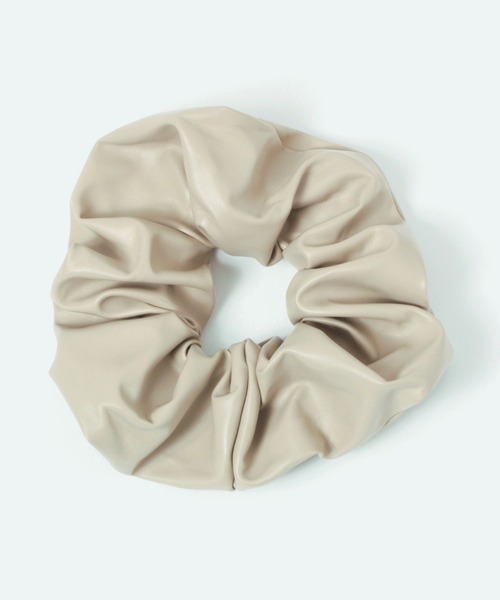 studio CLIP（スタディオクリップ）の「【daily CLIP】フェイクレザーシュシュ（シュシュ・レディース・ブラック/ボルドー/ベージュ・FREE）」の3枚目の写真