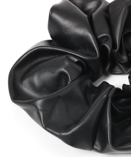 studio CLIP（スタディオクリップ）の「【daily CLIP】フェイクレザーシュシュ（シュシュ・レディース・ブラック/ボルドー/ベージュ・FREE）」の4枚目の写真