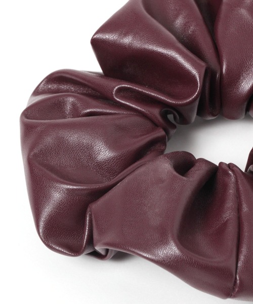 studio CLIP（スタディオクリップ）の「【daily CLIP】フェイクレザーシュシュ（シュシュ・レディース・ブラック/ボルドー/ベージュ・FREE）」の5枚目の写真