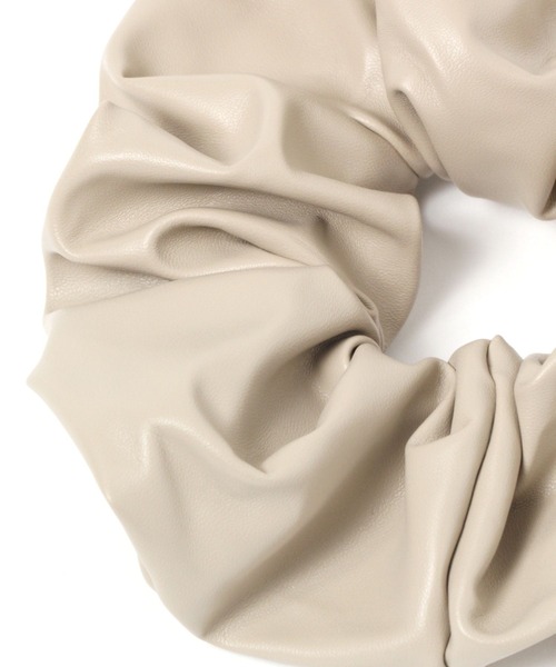 studio CLIP（スタディオクリップ）の「【daily CLIP】フェイクレザーシュシュ（シュシュ・レディース・ブラック/ボルドー/ベージュ・FREE）」の6枚目の写真