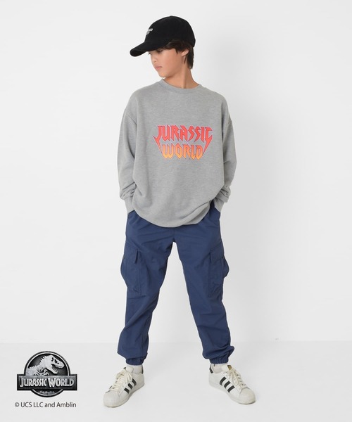 GLAZOS(グラソス)の「【大人向けサイズあり】【ジュラシック・ワールド】ヴィンテージ加工アソート裏毛クルーネックトレーナー(スウェット・キッズ・チャコールグレー/グレー・140cm/150cm/160cm/170cm)」の3枚目の写真