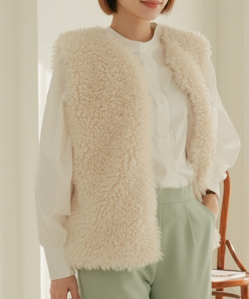 SHOPLIST styled by DHOLIC(ショップリストスタイルドバイディーホリック)の「シープ風 ポケット付き ファーベスト(ベスト・レディース・ベージュ/モカ/アイボリー・FREE)」の1枚目の写真
