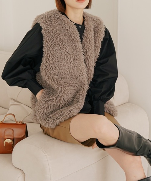 SHOPLIST styled by DHOLIC(ショップリストスタイルドバイディーホリック)の「シープ風 ポケット付き ファーベスト(ベスト・レディース・ベージュ/モカ/アイボリー・FREE)」の2枚目の写真