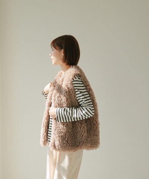 SHOPLIST styled by DHOLIC(ショップリストスタイルドバイディーホリック)の「シープ風 ポケット付き ファーベスト(ベスト・レディース・ベージュ/モカ/アイボリー・FREE)」の9枚目の写真