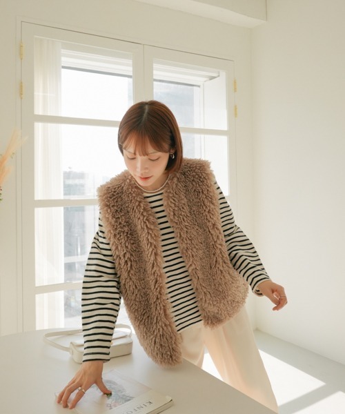 SHOPLIST styled by DHOLIC(ショップリストスタイルドバイディーホリック)の「シープ風 ポケット付き ファーベスト(ベスト・レディース・ベージュ/モカ/アイボリー・FREE)」の10枚目の写真