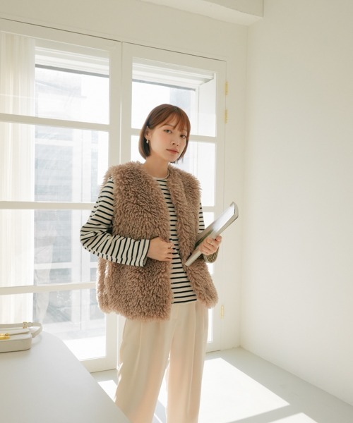 SHOPLIST styled by DHOLIC(ショップリストスタイルドバイディーホリック)の「シープ風 ポケット付き ファーベスト(ベスト・レディース・ベージュ/モカ/アイボリー・FREE)」の11枚目の写真