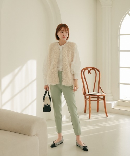 SHOPLIST styled by DHOLIC(ショップリストスタイルドバイディーホリック)の「シープ風 ポケット付き ファーベスト(ベスト・レディース・ベージュ/モカ/アイボリー・FREE)」の16枚目の写真