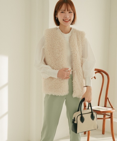 SHOPLIST styled by DHOLIC(ショップリストスタイルドバイディーホリック)の「シープ風 ポケット付き ファーベスト(ベスト・レディース・ベージュ/モカ/アイボリー・FREE)」の15枚目の写真
