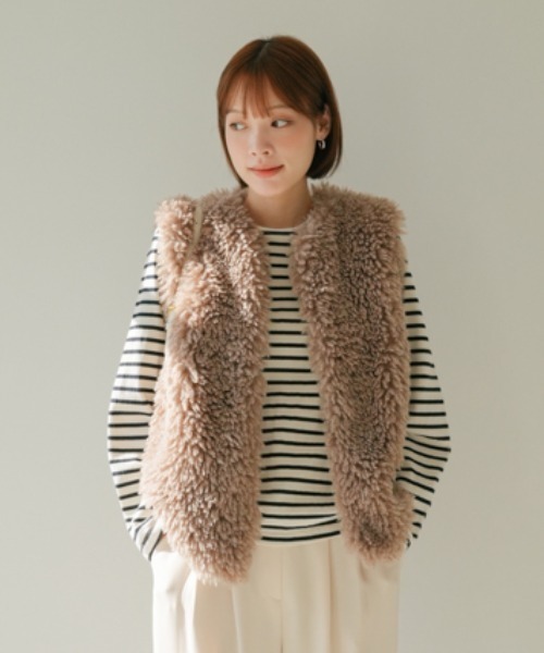 SHOPLIST styled by DHOLIC(ショップリストスタイルドバイディーホリック)の「シープ風 ポケット付き ファーベスト(ベスト・レディース・ベージュ/モカ/アイボリー・FREE)」の5枚目の写真