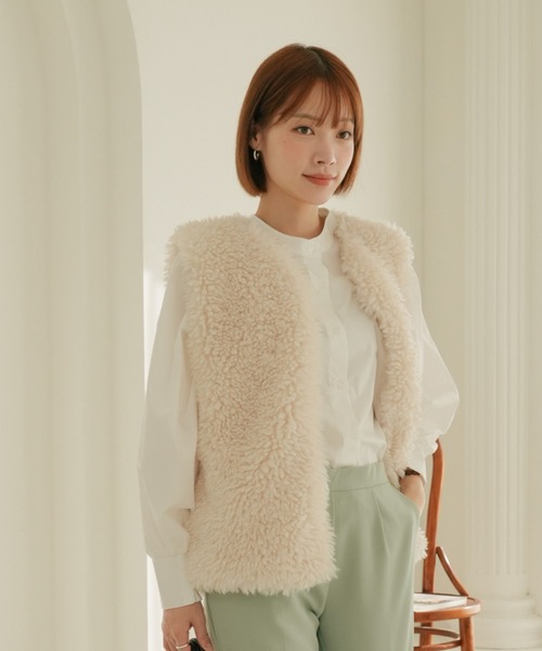 SHOPLIST styled by DHOLIC(ショップリストスタイルドバイディーホリック)の「シープ風 ポケット付き ファーベスト(ベスト・レディース・ベージュ/モカ/アイボリー・FREE)」の4枚目の写真