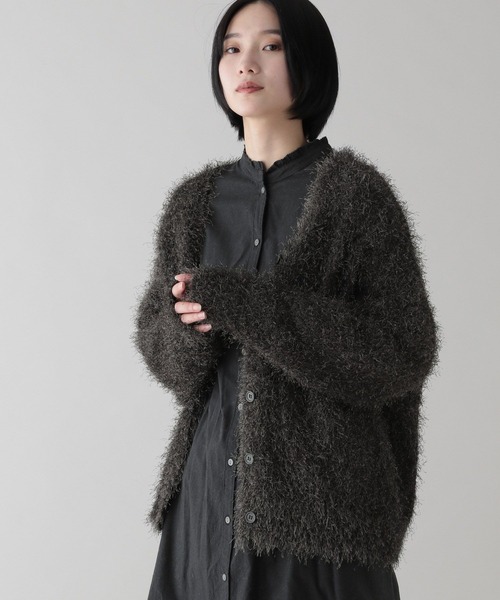 studio CLIP（スタディオクリップ）の「《natural by clip》3ゲージ フェザーヤーンVネックカーディガン（カーディガン/ボレロ・レディース・グレー/チャコール・FREE）」の2枚目の写真