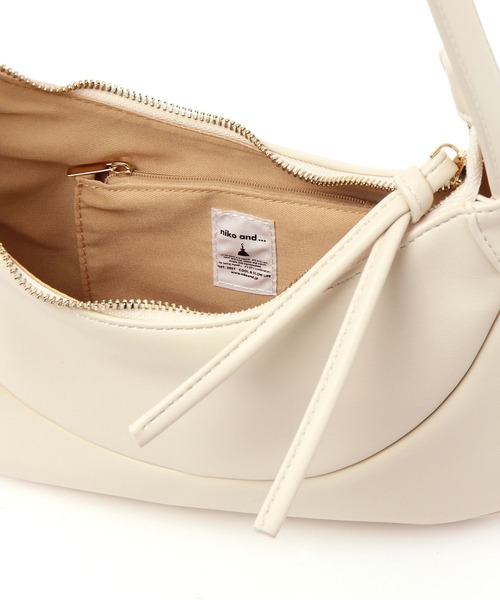 niko and...（ニコアンド）の「オリジナル変形バックルショルダーバッグ（ショルダーバッグ・レディース・ブラック/アイボリー・0）」の9枚目の写真