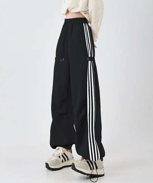 Lilamusant(リラミュゾン)の「【Un】【it】【Lilamusant(リラミュゾン)】4WAYサイドラインルーズシルエットワイドトラックパンツ ジョガーパンツ ジャージーパンツ イージーパンツ Y2K 韓国ストリート(その他パンツ・レディース・アイボリー/ブラック/グレー・FREE)」の3枚目の写真