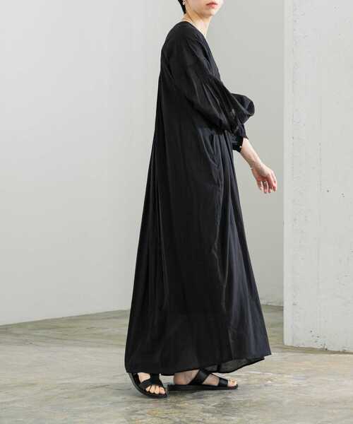 URBAN RESEARCH(アーバンリサーチ)の「ピンタックVネックワンピース(ワンピース・レディース・ブラック/ベージュ・FREE)」の4枚目の写真