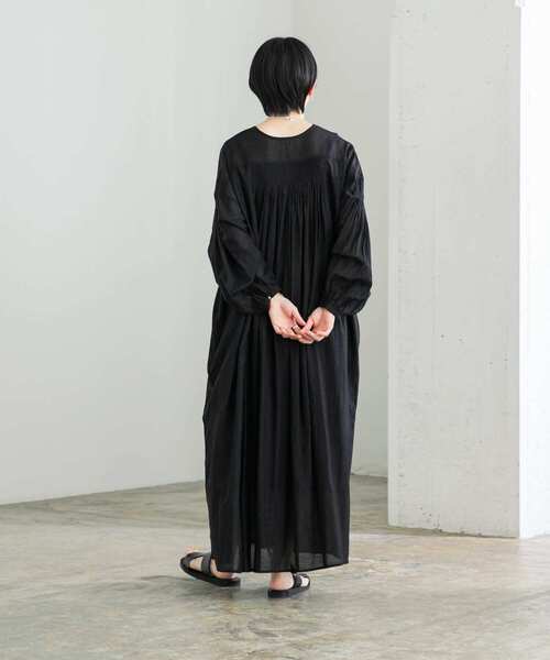 URBAN RESEARCH(アーバンリサーチ)の「ピンタックVネックワンピース(ワンピース・レディース・ブラック/ベージュ・FREE)」の6枚目の写真