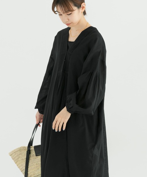 URBAN RESEARCH(アーバンリサーチ)の「ピンタックVネックワンピース(ワンピース・レディース・ブラック/ベージュ・FREE)」の9枚目の写真